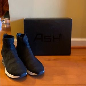 Ladies stretch fabric sneaker